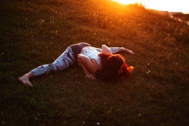 Yoga pratiği ve güneş doğarken meditasyon. Kama nehrinin yanında alıştırma yapan kadın..