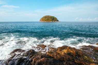 Okyanusta yalnız küçük bir ada