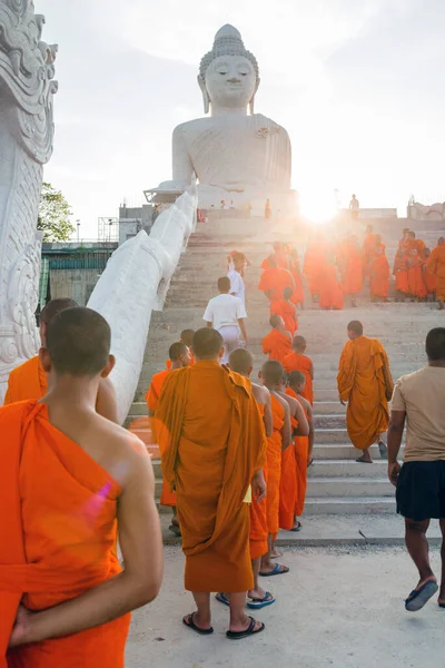 Jóvenes budistas vestidos de naranja cerca del Templo del Gran Buda en Phuket, Tailandia. abril 28, 2019. — Foto de Stock