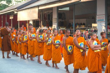 Tayland 'daki Phuket' teki Büyük Buda Tapınağı yakınlarında turuncu elbiseli genç Budistler. 28 Nisan 2019.