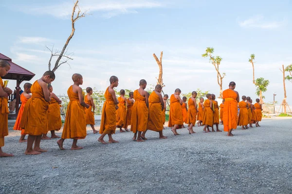 Tayland 'daki Phuket' teki Büyük Buda Tapınağı yakınlarında turuncu elbiseli genç Budistler. 28 Nisan 2019. — Stok fotoğraf
