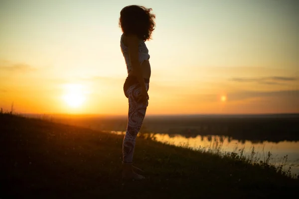 Pratique du yoga et méditation dans la nature au lever du soleil. Femme pratiquant près de la grande rivière Kama. — Photo