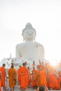 Tayland 'daki Phuket' teki Büyük Buda Tapınağı yakınlarında turuncu elbiseli genç Budistler. 28 Nisan 2019.