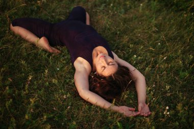 Yoga pratiği ve güneş doğarken meditasyon. Kama nehrinin yanında alıştırma yapan kadın..