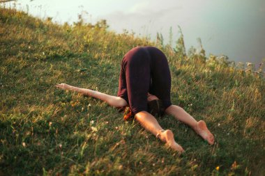 Yoga pratiği ve güneş doğarken meditasyon. Kama nehrinin yanında alıştırma yapan kadın..