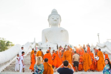 Tayland 'daki Phuket' teki Büyük Buda Tapınağı yakınlarında turuncu elbiseli genç Budistler. 28 Nisan 2019.