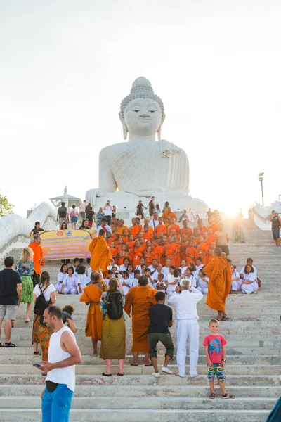 Tayland 'daki Phuket' teki Büyük Buda Tapınağı yakınlarında turuncu elbiseli genç Budistler. 28 Nisan 2019. — Stok fotoğraf