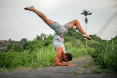 Erkek, dışarıda yoga ve meditasyon pratiği yapıyor.