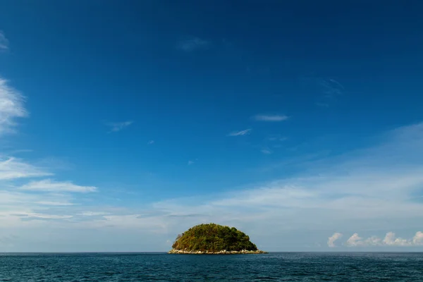 Sendirian sedikit pulau di laut — Stok Foto