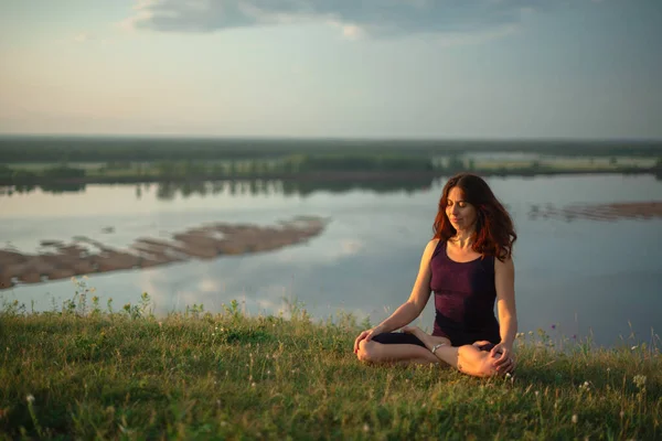 Prática de ioga e meditação na natureza ao nascer do sol. Mulher praticando perto do grande rio Kama. — Fotografia de Stock