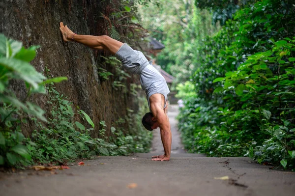 Prática de homem Yoga prática e meditação ao ar livre — Fotografia de Stock