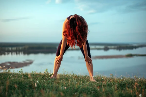 Pratique du yoga et méditation dans la nature au lever du soleil. Femme pratiquant près de la grande rivière Kama. — Photo