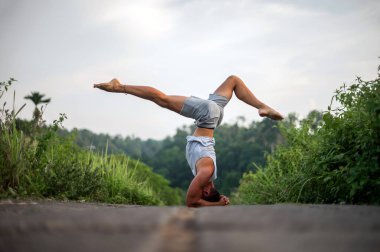 Erkek, dışarıda yoga ve meditasyon pratiği yapıyor.