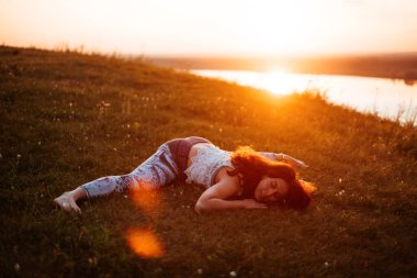 Yoga pratiği ve güneş doğarken meditasyon. Kama nehrinin yanında alıştırma yapan kadın..
