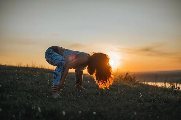 Práctica de yoga y meditación en la naturaleza al amanecer. Mujer practicando cerca del gran río Kama. — Foto de Stock