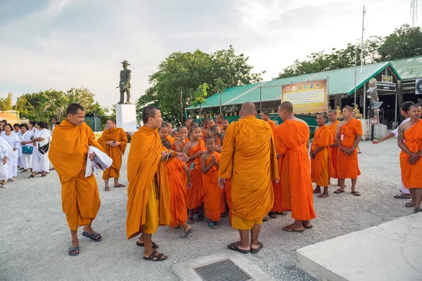 Jóvenes budistas vestidos de naranja cerca del Templo del Gran Buda en Phuket, Tailandia. abril 28, 2019. — Foto de Stock