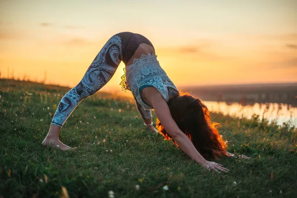 Практика йоги и посредничество в природе на восходе солнца. Женщина практикуется у большой реки Кама. — стоковое фото