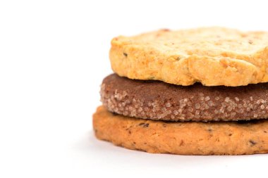 Yığılmış çip kurabiyeleri beyaz arkaplanda izole edildi