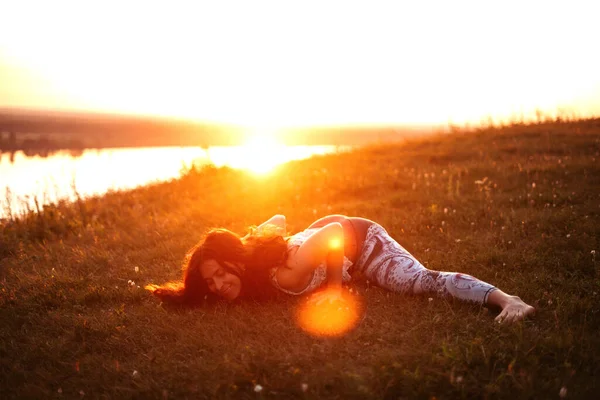 Yoga och meditation i naturen i soluppgången. Kvinna som övar nära stora floden Kama. — Stockfoto