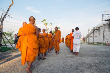 Tayland 'daki Phuket' teki Büyük Buda Tapınağı yakınlarında turuncu elbiseli genç Budistler. 28 Nisan 2019.