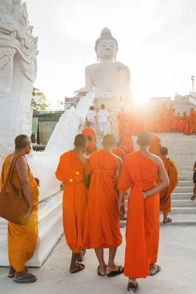 Jóvenes budistas vestidos de naranja cerca del Templo del Gran Buda en Phuket, Tailandia. abril 28, 2019. — Foto de Stock