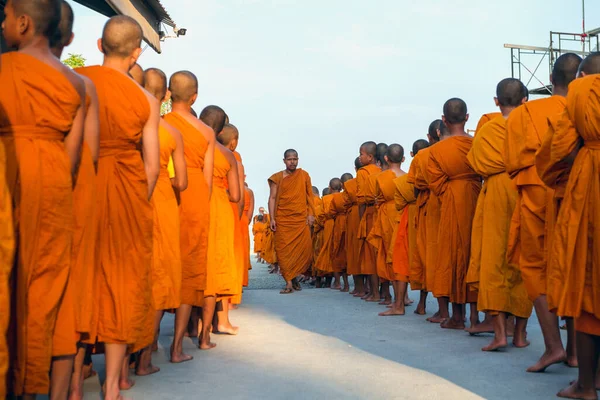 タイのプーケットにある大仏殿近くのオレンジの服を着た若い仏教徒。2019年4月28日. — ストック写真