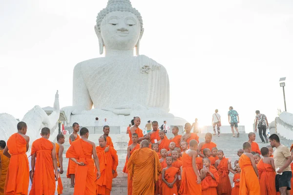 Молодые буддисты в оранжевой одежде возле храма Большого Будды на Пхукете в Таиланде. 28 апреля 2019 г.. — стоковое фото