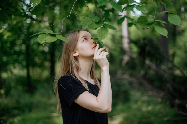 Praktijk van meditatie en interactie met de natuur. Meisje in groen bos — Stockfoto