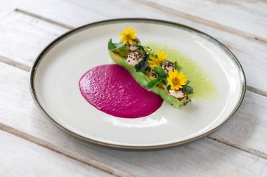 Ahşap masada bitki bazlı vejetaryen mutfağı