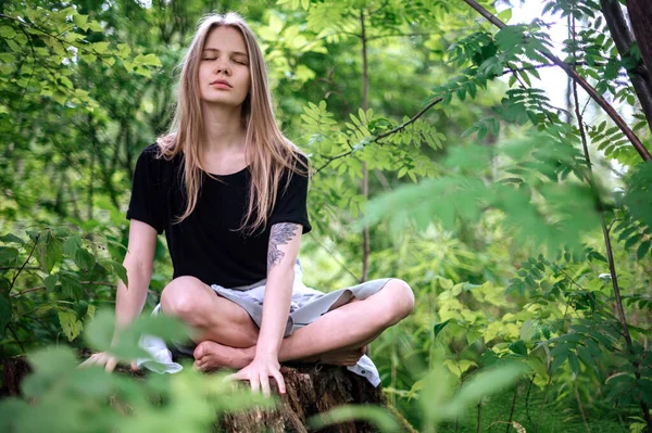 Meditation und Interaktion mit der Natur. Mädchen im grünen Wald — Stockfoto