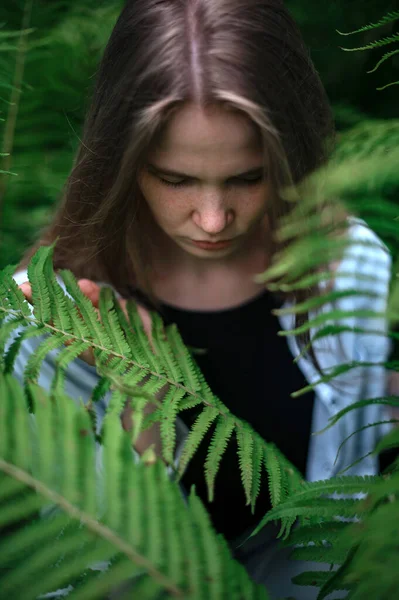 명상 과 자연 과의 상호 작용의 실천. 녹색 숲 속의 소녀 — 스톡 사진