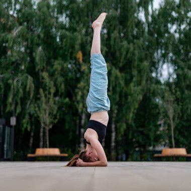 Kız şehirde yoga ve meditasyon yapıyor..