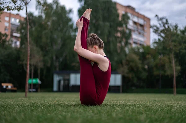 Dívka cvičí jógu a meditaci ve městě. — Stock fotografie