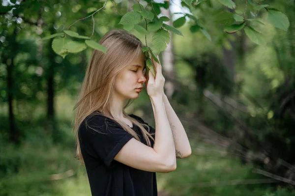 Praktijk van meditatie en interactie met de natuur. Meisje in groen bos — Stockfoto