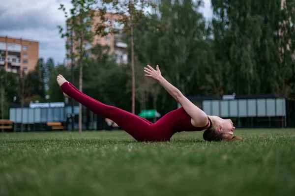 Chica practica yoga y meditación en la ciudad. — Foto de Stock