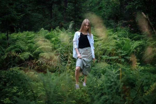 Praktijk van meditatie en interactie met de natuur. Meisje in groen bos — Stockfoto