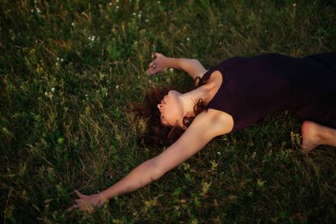 Yoga pratiği ve güneş doğarken meditasyon. Kama nehrinin yanında alıştırma yapan kadın..