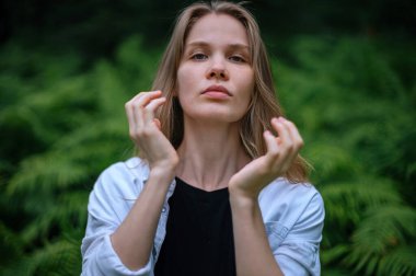 Meditasyon ve doğayla etkileşim pratiği. Yeşil ormandaki kız