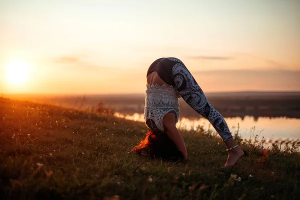 Jóga gyakorlás és meditáció a természetben napfelkeltekor. Nő gyakorol közel nagy folyó Kama. — Stock Fotó