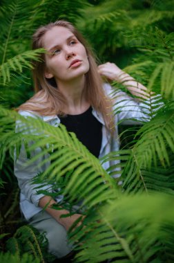 Meditasyon ve doğayla etkileşim pratiği. Yeşil ormandaki kız