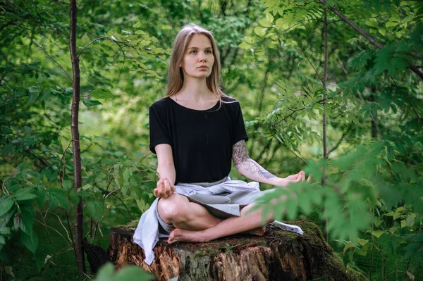 Prática de meditação e interação com a natureza. Menina na floresta verde — Fotografia de Stock