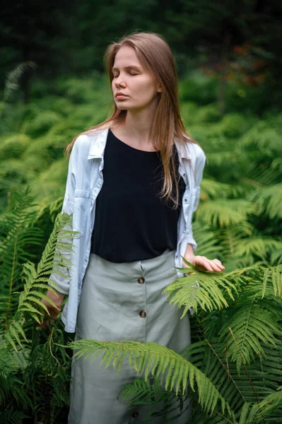 Praktijk van meditatie en interactie met de natuur. Meisje in groen bos — Stockfoto