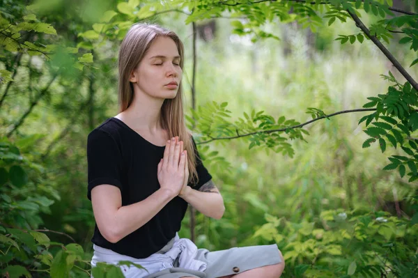 Prática de meditação e interação com a natureza. Menina na floresta verde — Fotografia de Stock