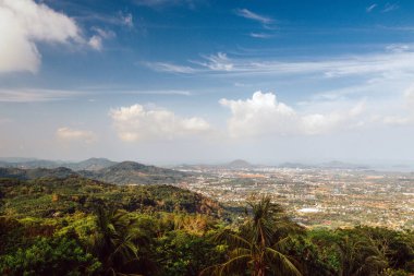 Tayland 'ın Phuket Yarımadası tepelerinin manzarası.
