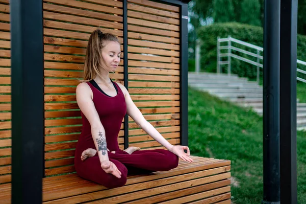 Menina prática de ioga e meditação na cidade. — Fotografia de Stock