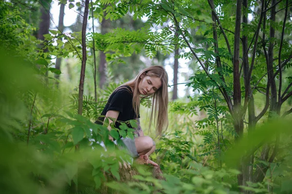 A meditáció gyakorlata és a természettel való kölcsönhatás. Lány a zöld erdőben — Stock Fotó
