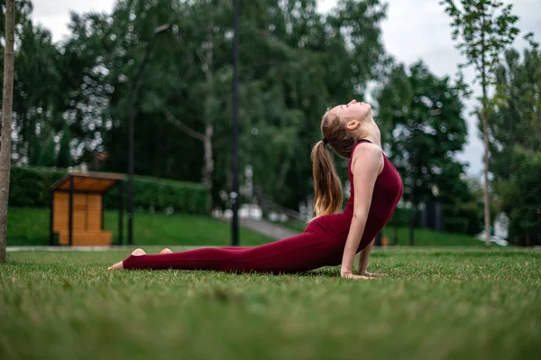 Dívka cvičí jógu a meditaci ve městě. — Stock fotografie