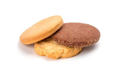 Yığılmış çip kurabiyeleri beyaz arkaplanda izole edildi