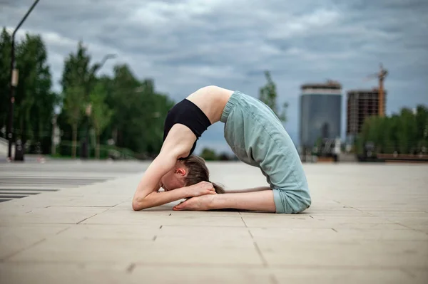 Chica practica yoga y meditación en la ciudad. — Foto de Stock