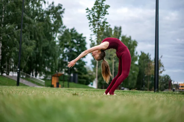 Kız şehirde yoga ve meditasyon yapıyor..
